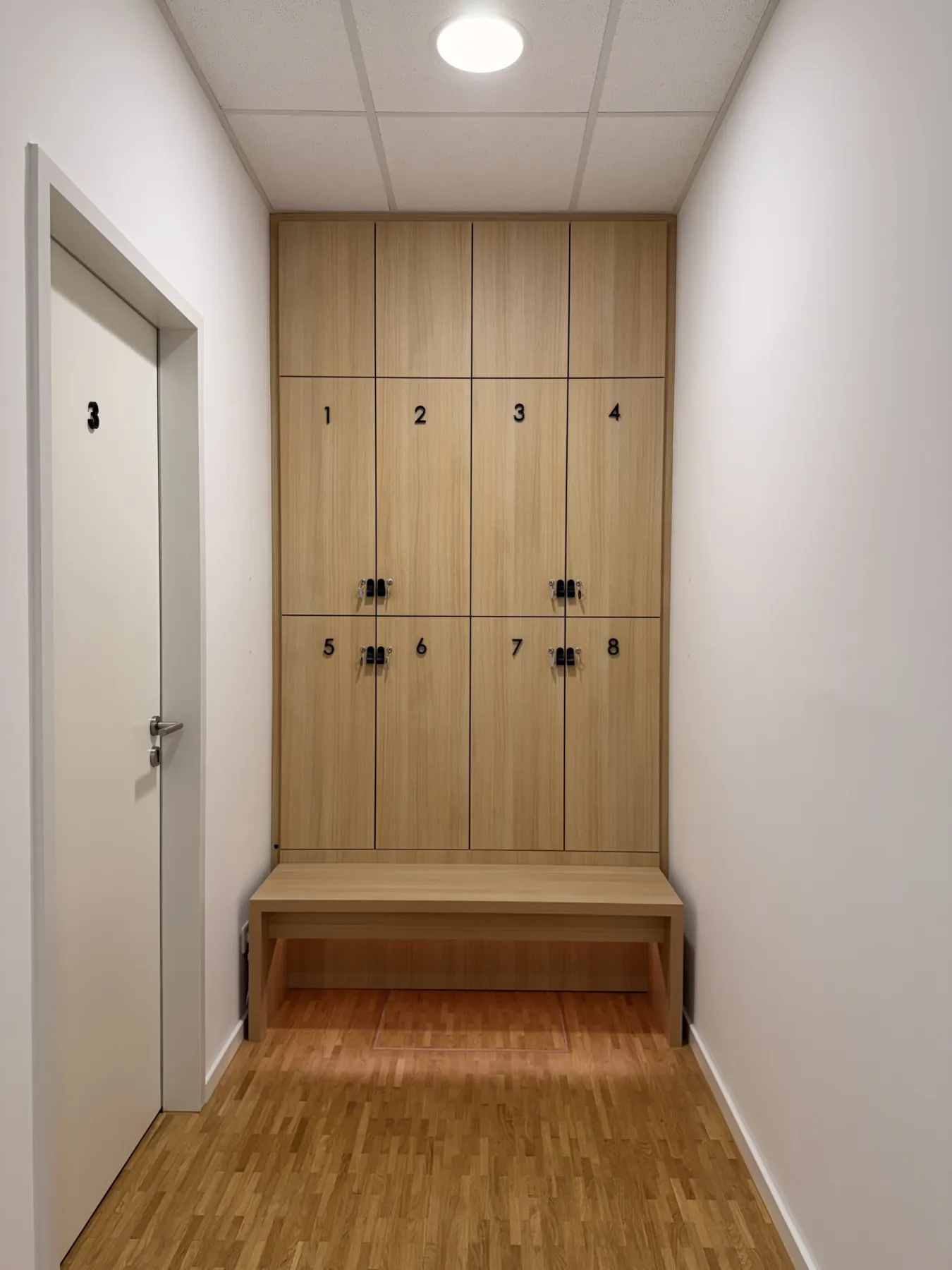 Physiotherapy Practice Munich: numbered oak lockers with a built-in bench, made by a Munich joinery